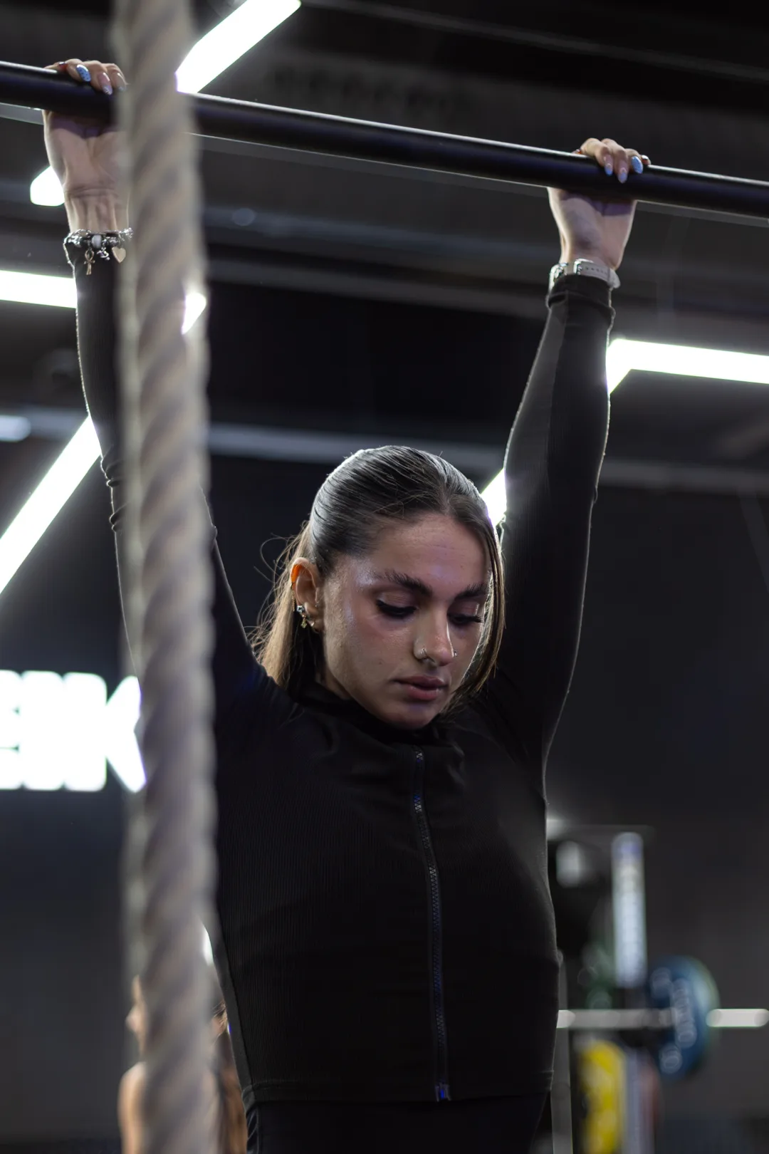 Miriam agarrando una cuerda de entrenamiento
