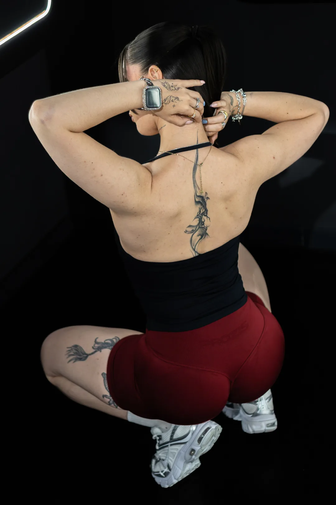 Miriam de espaldas mostrando definición en el gimnasio