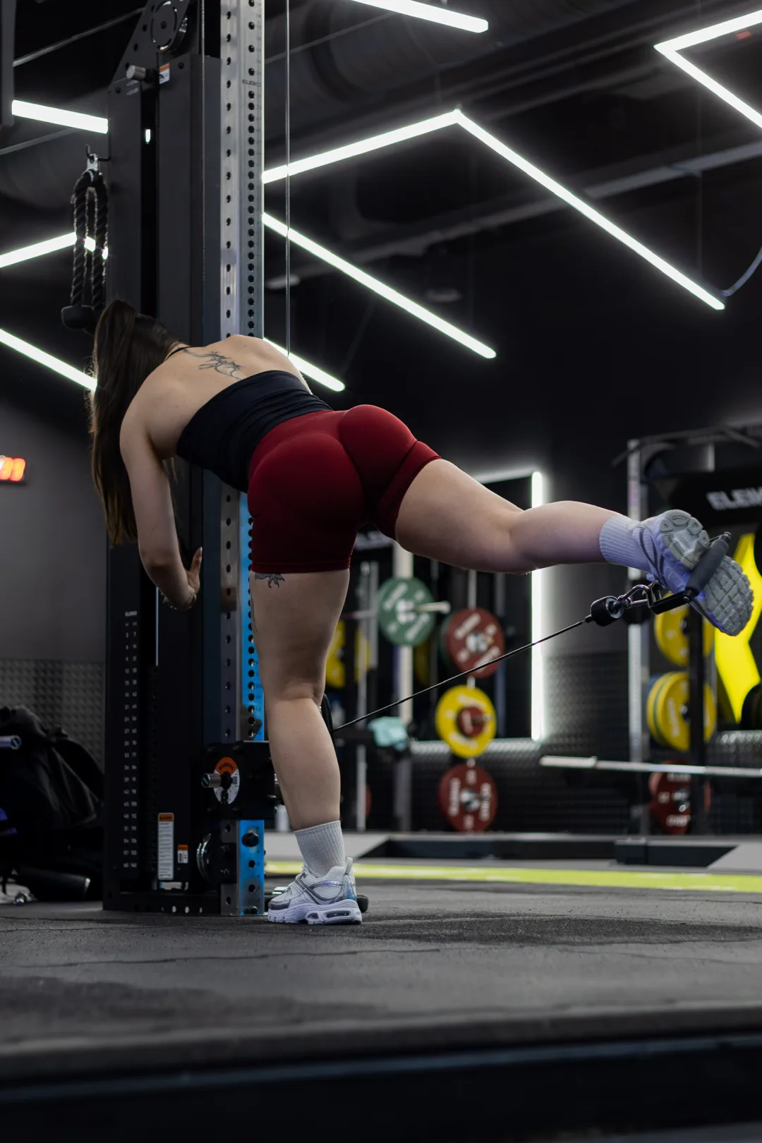 Miriam entrenando cuerpo completo en el gimnasio